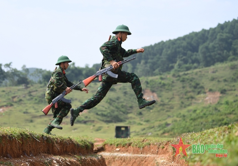 Xung phong, vượt qua cửa mở.